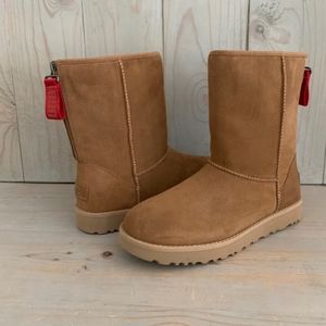 UGG Classic Short Logo Zip 10